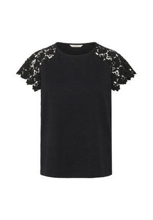 Camiseta negra de manga corta con detalles de encaje negro en los hombros. Cuello redondo, textura suave y corte holgado.