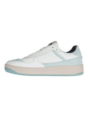 Sneaker bianca low-top con dettagli in camoscio azzurro chiaro e suola beige, vista dal lato esterno su sfondo bianco.