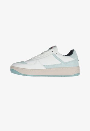 Baskets basses blanches avec des accents en daim bleu clair et une semelle beige, vues du côté extérieur sur fond blanc.