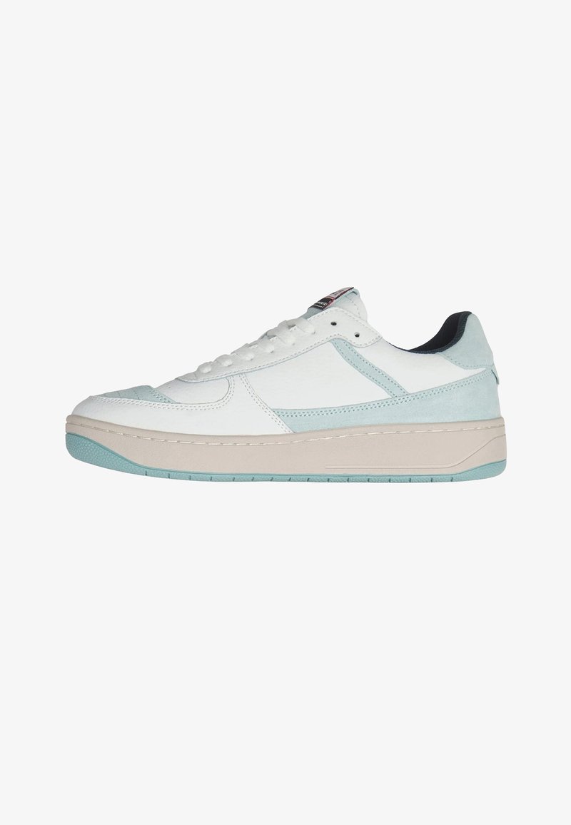 Baskets basses blanches avec des accents en daim bleu clair et une semelle beige, vues du côté extérieur sur fond blanc.