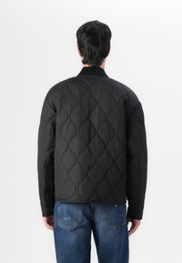 Guess Jeans QUILTED PUFFER JACKET - Light jacket - jet black