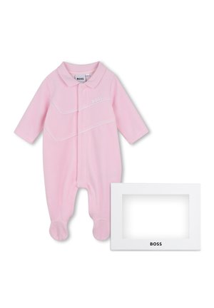 Roze baby-rompertje met voetjes, lange mouwen, kraag en witte diagonale strepen, naast een witte rechthoekige doos met het merk BOSS.