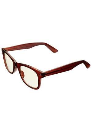 Bruine, doorschijnende, oversized zonnebril met een lichte cat-eye vorm, voorzien van gladde kunststof monturen en heldere lenzen.