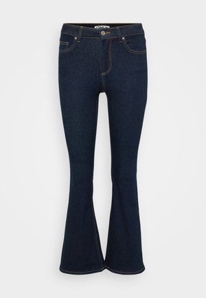 Jeans de ganga de corte flare, em azul escuro. Apresenta cinco bolsos, costura laranja em contraste e fecho com botão na cintura.