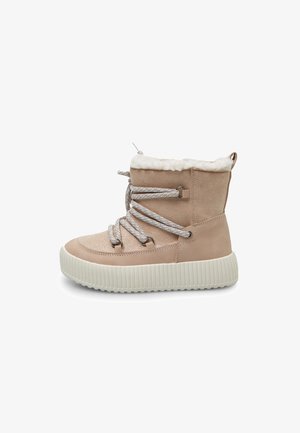 Botas de tobillo beige con forro de pelo sintético, ante texturizado y punta redondeada. Presenta cordones de cuerda gris y una suela de goma blanca estriada.