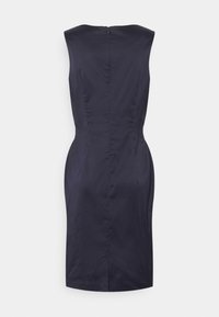 Granatowa dopasowana sukienka z wysokim karkiem, dopasowanymi szwami i ukrytym zamkiem błyskawicznym, wykonana z gładkiego materia�łu o delikatnym połysku.