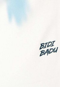 Tessuto bianco con una trama liscia, caratterizzato da un motivo a gradiente blu e un logo nero con la scritta "BIDI BADU."