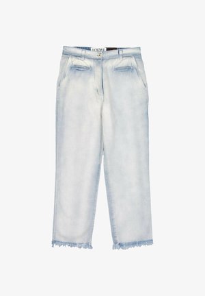 Pantalon en denim bleu clair délavé avec ourlets effilochés, poches avant et fermeture par boutons, étiqueté Loewe.