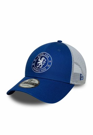 Cappellino da baseball in mesh blu e bianco con il logo del Chelsea Football Club sul davanti e una visiera curva con adesivo regolabile.