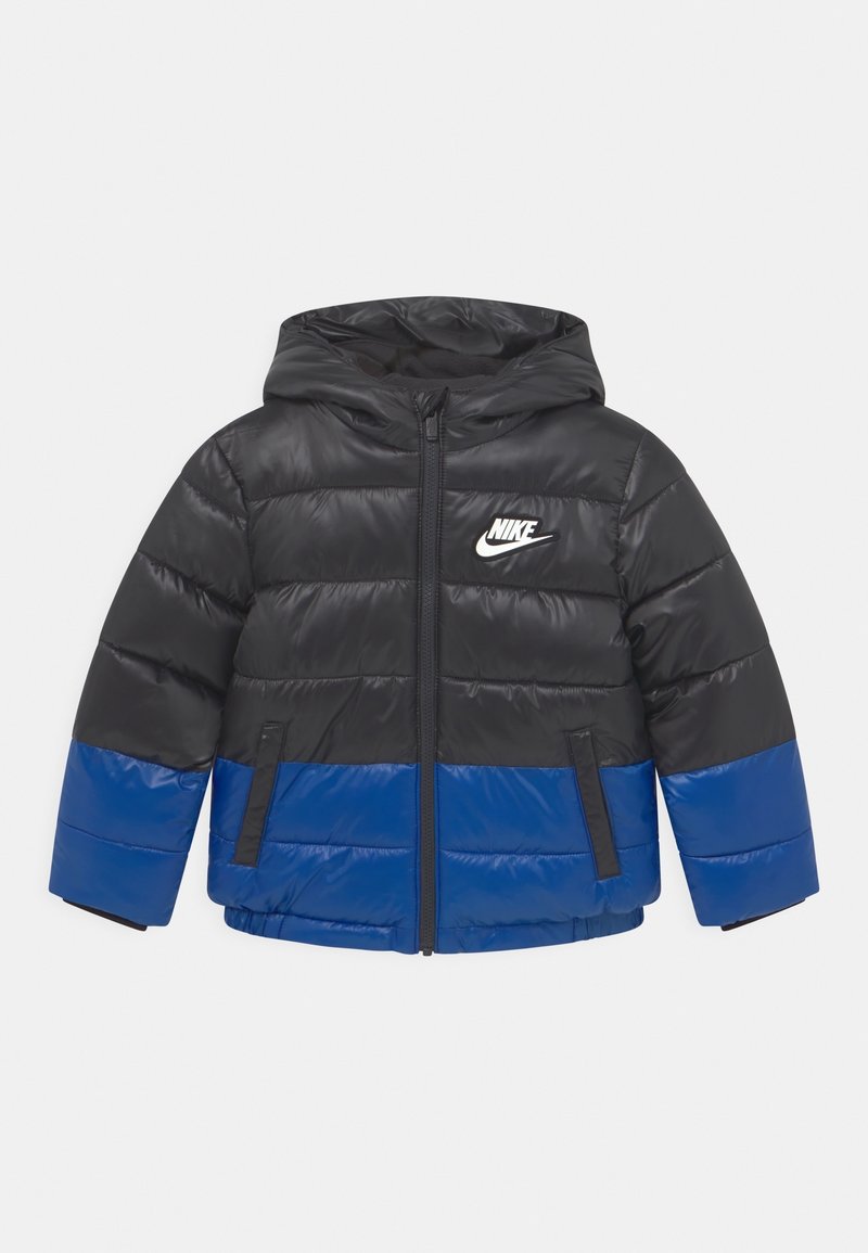 Czarna i niebieska ocieplana kurtka z kapturem, z poziomymi przeszyciami, zapięciem na zamek z przodu oraz białym logo Nike na klatce piersiowej.