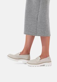 Queen Helena Scarpe senza lacci - beige