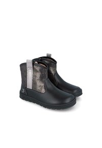 Botas de tobillo negras con acentos metálicos grises, que presentan un upper de cuero liso, paneles laterales elásticos y una suela texturada para mayor agarre.