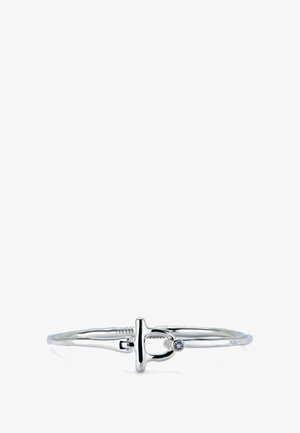 Bracelet en argent avec une fermeture à bascule, ornée d'une petite pierre précieuse, présentant une texture lisse et polie ainsi qu'un design épuré.