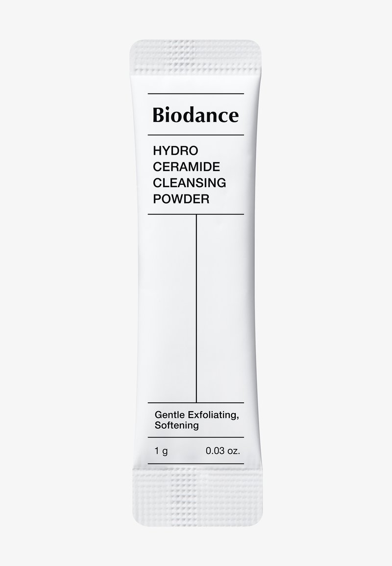 Poudre nettoyante Hydro Céramide Biodance dans un petit sachet blanc, avec du texte noir et un bord texturé. Poids net 1 g.
