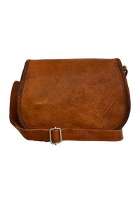 Braune Leder-Umhängetasche mit strukturiertem Oberflächenmaterial, einem Klappverschluss und einer Metallschnalle an einem verstellbaren Gurt. Kein sichtbares Logo oder Verzierungen.