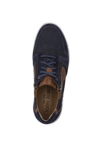 Zapatillas azul marino con acentos de cuero marrón, que presentan una mezcla de gamuza y materiales sintéticos, diseño de cordones y cierre con cremallera lateral.