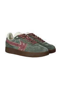 Un paio di sneaker in suede verde con suole marroni e lacci bordeaux, dotate di un logo laterale, viste di lato su uno sfondo bianco.