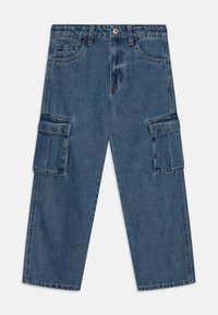 Pantalones cargo de denim azul con un corte holgado, que cuentan con dos grandes bolsillos laterales, bolsillos frontales y una bragueta con cremallera y cierre de botón.