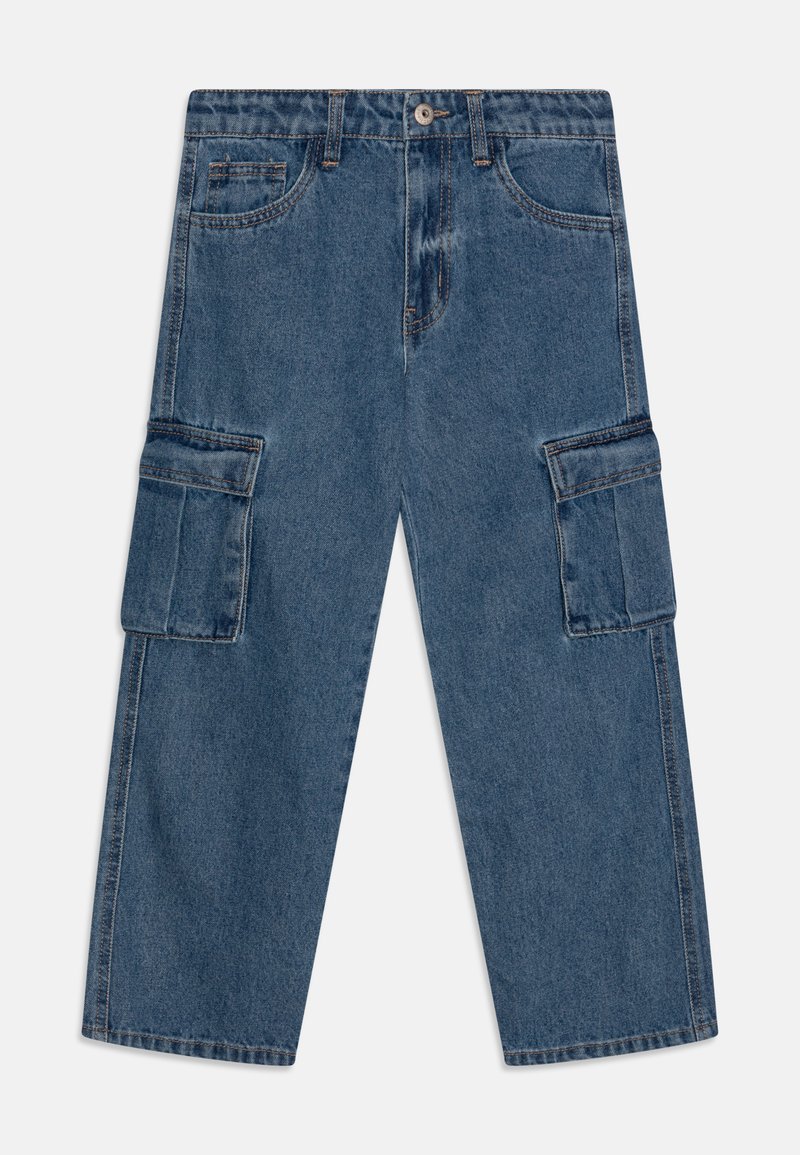 Pantalones cargo de denim azul con un corte holgado, que cuentan con dos grandes bolsillos laterales, bolsillos frontales y una bragueta con cremallera y cierre de botón.