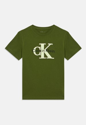 Olivengrøn bomuld T-shirt med hvidt "cK" logo og "Calvin Klein" tekst. Klassisk rund hals med korte ærmer.