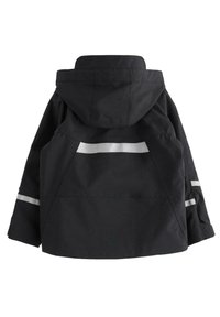 Černá nepromokavá bunda s kapucí, s reflexními stříbrnými pruhy podél rukávů a na zádech, a s mírně texturovanou látkou.