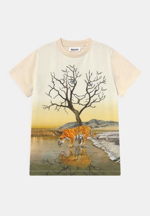 Beige kortærmet skjorte med et motiv af en tiger, der drikker vand, og et bladløst træ med blå øjne mod en gul himmelbaggrund.