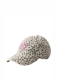 Casquette de baseball beige avec des taches noires en forme de cœur et un texte brodé rose "Studio Club" à l'avant.