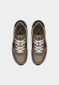 Αθλητικά παπούτσια σε μπεζ και καφέ χρώμα με υφασμάτινο επάνω μέρος, λευκά κορδόνια, μαξιλαρωμένο γιακά και υφή στη σόλα. Φέρουν λογότυπο στη γλώσσα.