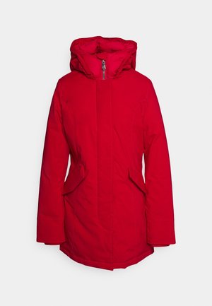 Rote isolierte Jacke mit Kapuze, ausgestattet mit zwei Seitentaschen, langen Ärmeln und einem Reißverschluss vorne. Glatte Textur und strukturiertes Design.