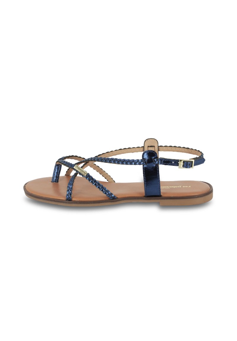 Sandali strappy blu navy con dettaglio intrecciato, sole piatto e cinturino alla caviglia regolabile. Realizzati in materiale lucido con soletta in pelle liscia.