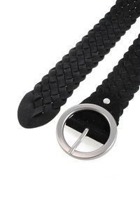 Schwarzer geflochtener Gürtel aus weichem Material mit einer runden silbernen Metall-Schnalle. Verfügt über eine glatte Textur und ein klassisches geflochtenes Design.