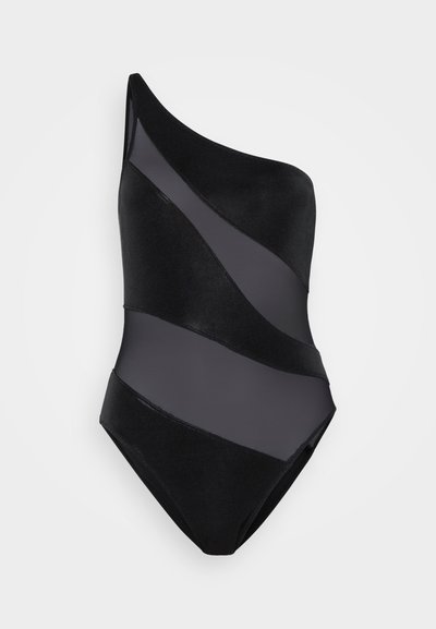Schwarzer einteiliger Badeanzug mit asymmetrischem einseitigem Design, überlagerten transparenten und festen Elementen, glatter Textur und taillierter Silhouette.