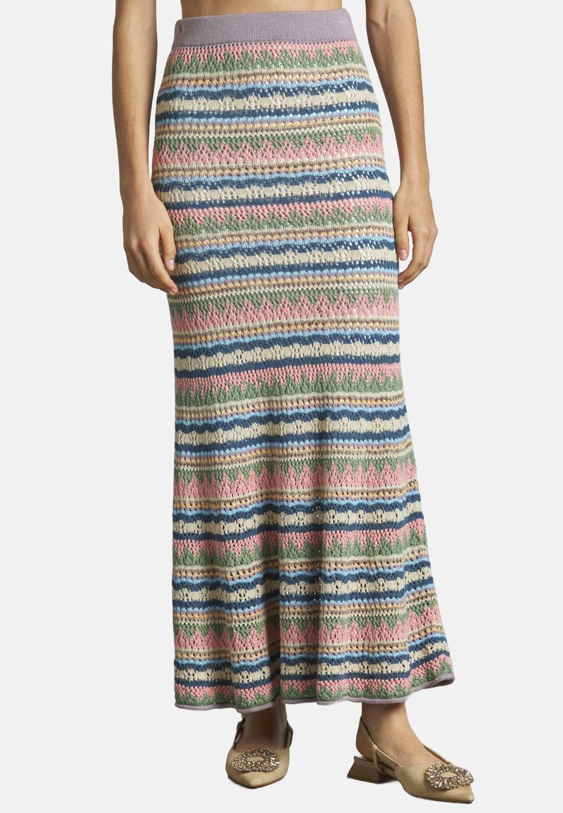 Brede maxi-rok van gebreid materiaal met horizontale strepen in roze, blauw, groen en crème. Elastische tailleband en een uitlopende vorm. G gedragen met platte schoenen.