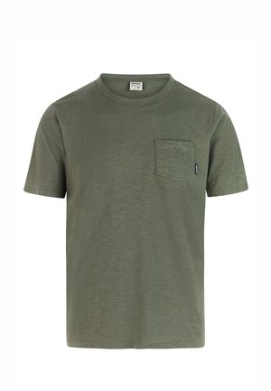 Olivgrünes kurzärmliges Baumwoll-T-Shirt mit Brusttasche und Rundhalsausschnitt, auf der Tasche und im Nackenetikett mit "Protest" beschriftet.