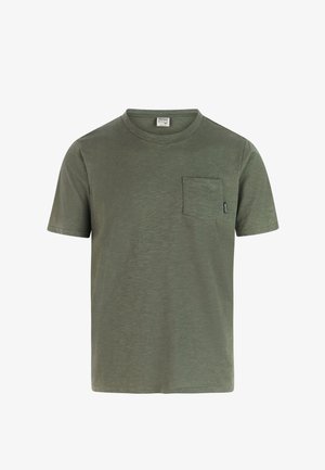 Olivgrünes kurzärmliges Baumwoll-T-Shirt mit Brusttasche und Rundhalsausschnitt, auf der Tasche und im Nackenetikett mit "Protest" beschriftet.