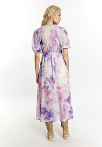 Rochie midi dintr-o țesătură transparentă, cu un model floral în nuanțe de roz și violet. Prezintă mâneci bufante și un brâu elastic.
