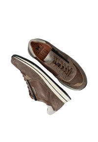 Baskets en cuir et daim marron avec une finition texturée, dotées d'une semelle blanche, de lacets et de surpiqûres décoratives, avec un détail zippé sur le côté.