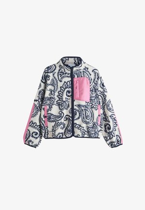 Fleecejacke mit durchgehendem Reißverschluss, marineblauem Paisley-Muster auf Weiß, mit rosa Reißverschlusstasche auf der Brust und rosa Akzenten an Ärmeln und Seitentaschen.