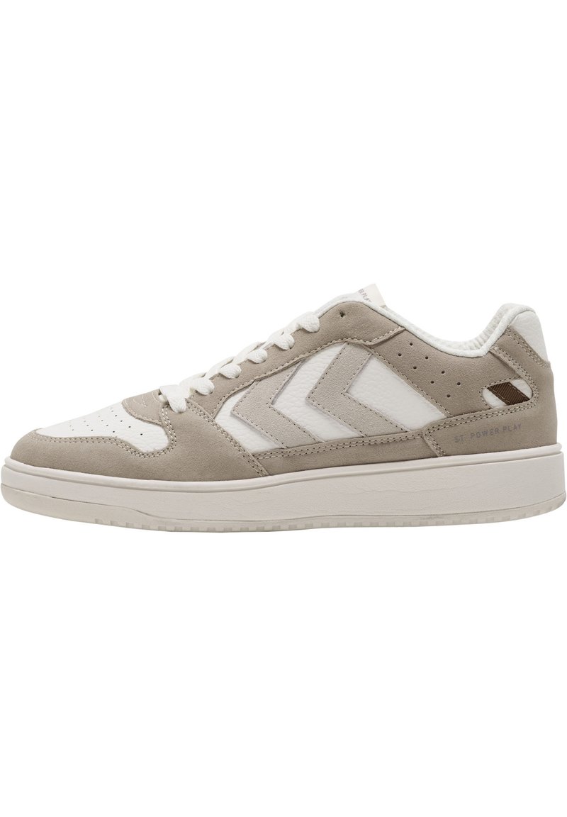Beige und weiße Sneakers mit einem Obermaterial aus strukturiertem Wildleder und glattem Leder, das ein auffälliges Chevron-Design und Perforationen im Zehenbereich aufweist.