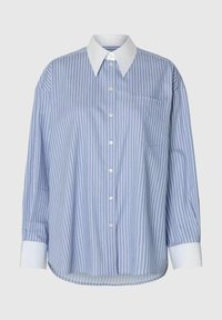 Chemise à rayures bleues et blanches, boutonnée, avec un col classique et des manches longues. Elle comporte une poche poitrine unique et un ourlet arrondi.