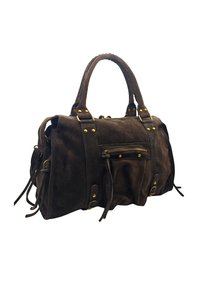 Sac à main en suede marron foncé avec deux poignées, poche zippée à l'avant, rivets en laiton et sangles en cuir décoratives sur fond blanc.