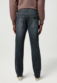 Wrangler 5-POCKET - Jeans Straight Leg - shadow_dive