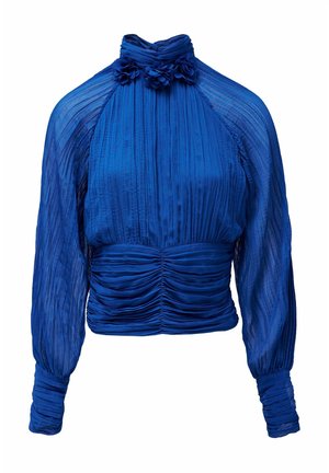 Blusa azul plisada con un cuello alto y acento floral. Presenta mangas largas y recogidas, un cuerpo ajustado y una tela texturizada.