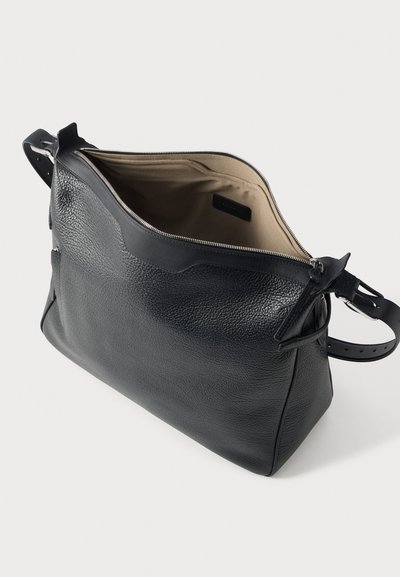 Sac à bandoulière noir ouvert en cuir grainé, avec intérieur doublé beige, fermeture zippée et bandoulière réglable.