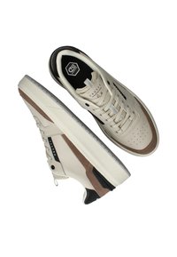 Beige en bruine leren sneakers met geperforeerde neus, gestructureerde accenten, vetersluiting en rubberen zool. Heeft decoratieve stiksels.