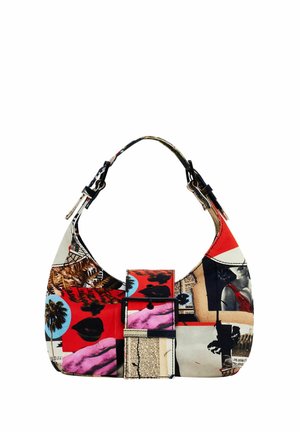 Mała torebka z kolażowym wzorem przedstawiającym usta, palmy, dłonie i nadruk gazetowy w odcieniach czerwieni, czerni, beżu i niebieskiego.