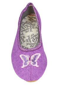 Paarse textielen ballerina's met een ronde neus, sprankelende trim en een vlinderopmaak in licht en donkerpaarse pailletten aan de voorkant.