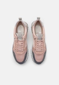 Baskets de sport rose clair et gris avec des détails en mesh et texturés, bout rond, lacets et accents de logo sur la languette et le côté.