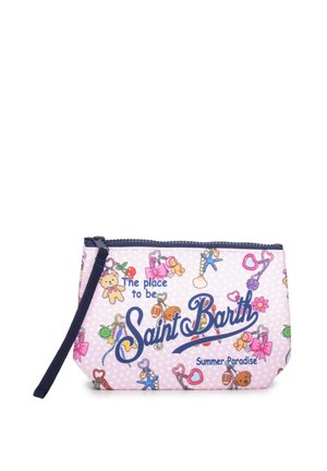 Bustina rosa con cerniera e cinturino nero, decorata con stampe colorate di portachiavi e testo con la scritta "The place to be Saint Barth Summer Paradise."