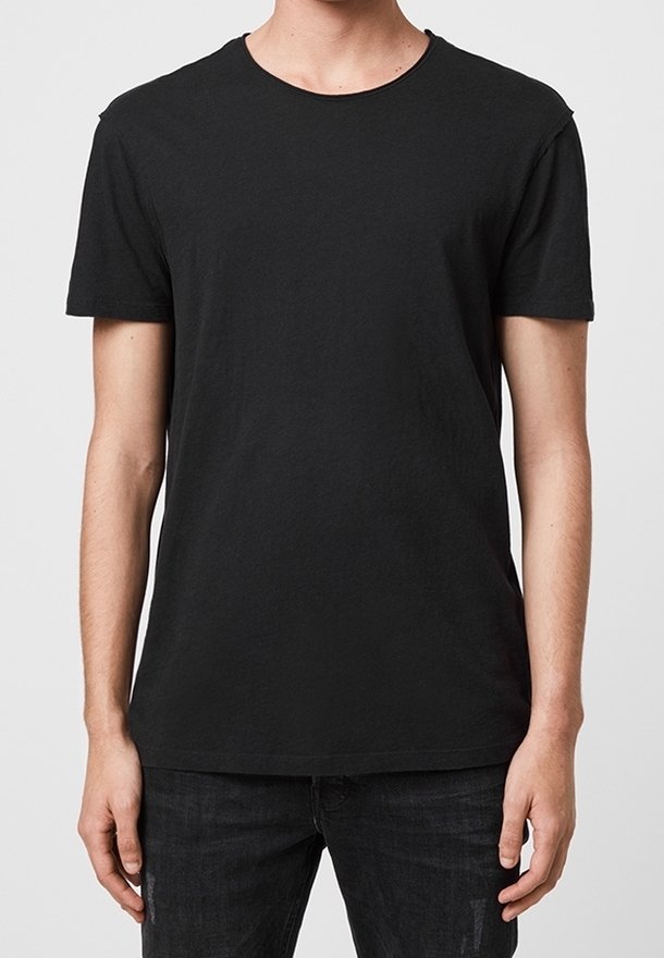 Černé bavlněné tričko s krátkým rukávem a kulatým výstřihem, standardní střih a hladká textura, nošeno s černými džíny.